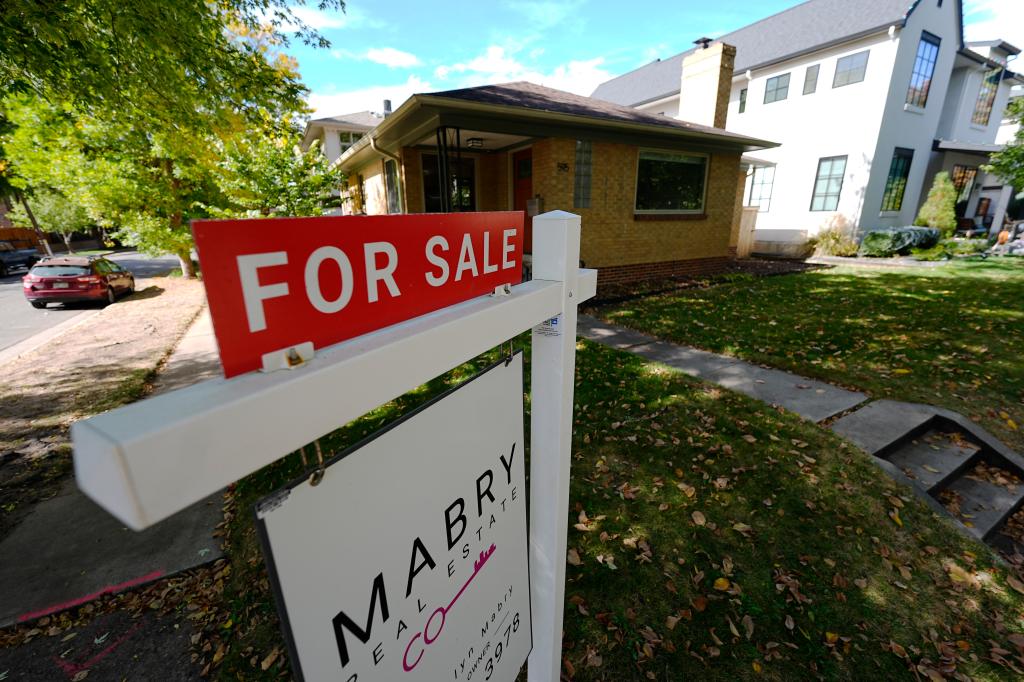 New home sales fall 17% to 2-year low as rising mortgage rates crowd out buyers